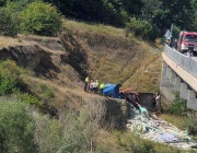 Камион скъса мантинелата на магистрала „Струма” и падна от мост
