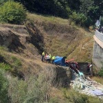 Камион скъса мантинелата на магистрала „Струма” и падна от мост