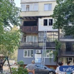Мъж вися от прозореца, за да се спаси от горящ апартамент в Пловдив