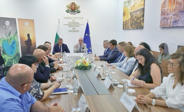 Министър Енчо Керязов приветства участниците в Световното първенство по гребане до 19 години в Пловдив