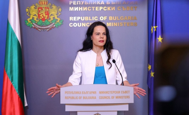 Министър Ивкова: Страхът от промяната не е излекувал нито един пациент
