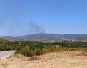 Пожар затвори Подбалканския път край Сливен, спряха и влаковете