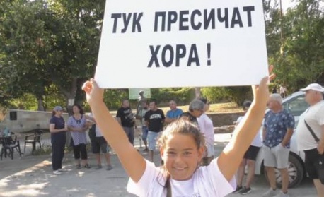 "Коли, камиони, автобуси - летят просто": Протест заради опасен участък от главния път София – Варна