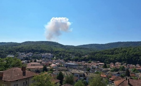 Взривове в завода за боеприпаси "ЕМКО", пожарът се разраства към село Радоеви