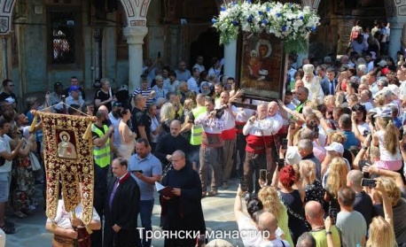 Хиляди вярващи се събраха в Троянския и Бачковския манастири за Успение Богородично