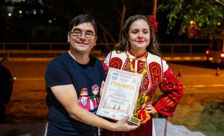Ники Захариев получи специална награда за приноса си към съхранението и представянето на българската песен в България и Европа