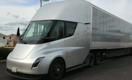 Tesla получи гигантски договор за камиони Semi