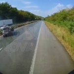 Катастрофа с няколко автомобила затрудни движението по автомагистрала „Хемус“ в посока София. Кола се удари в мантинела, която се откъсна и препречи част от магистралата