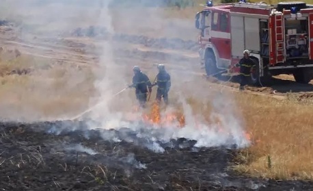 Продължава борбата с огъня над село Антон