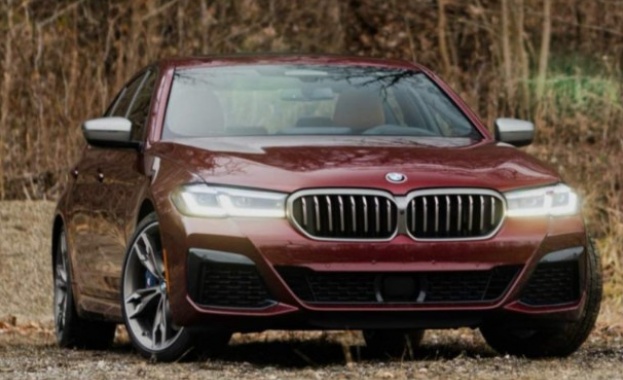 BMW с потенциален риск от преобръщане в десетки хиляди коли