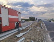 Тир спука гума, скъса мантинелте на „Марица” и се обърна в нива