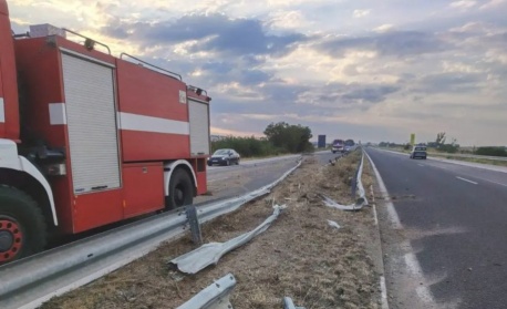Тир спука гума, скъса мантинелте на „Марица” и се обърна в нива