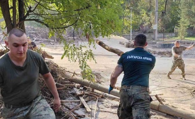 Военнослужещи от Сухопътните войски продължават помощта на пострадалото от бедствието село Струмяни