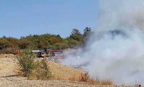 Пожар гори в Регионалното депо за отпадъци в Габрово