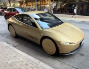 Автономно такси на Tesla с пътуване в Остин, без волан, педали или видима човешка намеса - видео