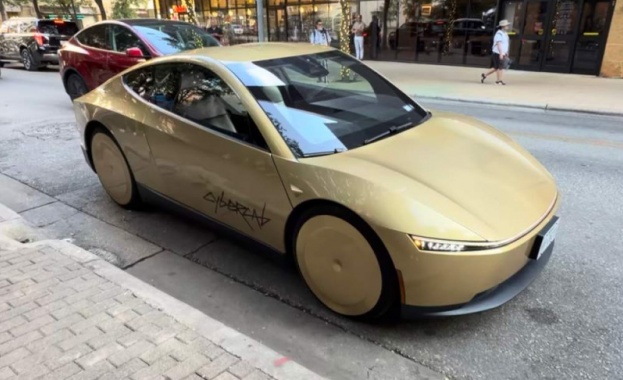 Автономно такси на Tesla с пътуване в Остин, без волан, педали или видима човешка намеса - видео