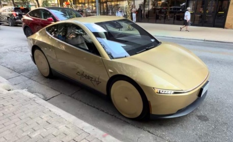 Автономно такси на Tesla с пътуване в Остин, без волан, педали или видима човешка намеса - видео