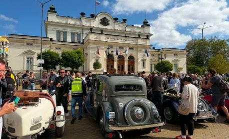 Над 300 ретро автомобила превзеха жълтите павета в София