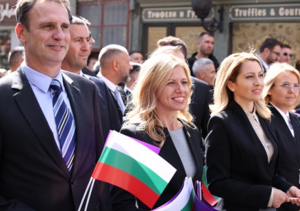 Михаела Доцова и народни представители се включиха в традиционното празнично шествие във Велико Търново по повод 118-ата годишнина от обявяването на Независимостта