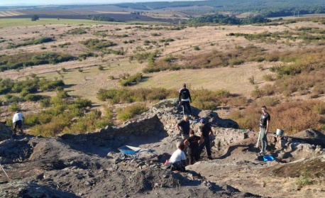 Археолози откриха следи от производство на луксозни стъклени предмети в Русокастро