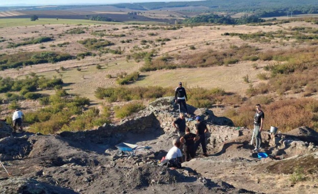Археолози откриха следи от производство на луксозни стъклени предмети в Русокастро