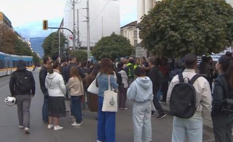Близки и приятели на жестоко убитата Евгения Владимирова се събраха на протест пред Съдебната палата в София с искане за справедливост