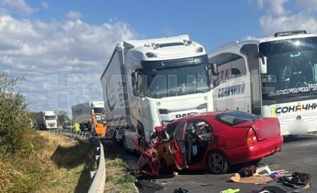 Двама души загинаха при тежка катастрофа на изхода на Гурково