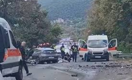 Трима младежи загинаха при челен удар между кола и камион край Айтос