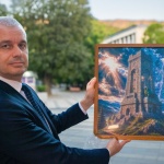 Костадин Костадинов получи гоблен с Паметника на свободата 