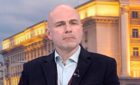 Политологът доц. Петър Чолаков: Йотова е фаворит