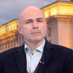 Политологът доц. Петър Чолаков: Йотова е фаворит