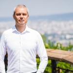 Кандидатът за президент Костадин Костадинов отвори дома си и сподели интересни моменти за себе си