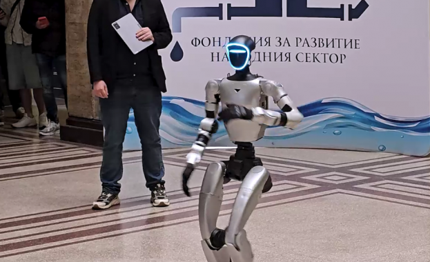 Хуманоидният робот RaiON демонстрира възможностите си в Русенския университет