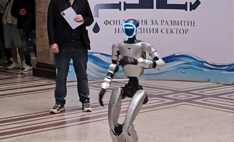 Хуманоидният робот RaiON демонстрира възможностите си в Русенския университет