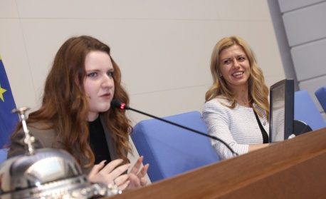 Ученичката Елена Стоименова беше председател на Народното събрание в рамките на инициативата „Мениджър за един ден“