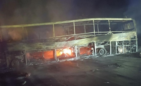 Автобус с пътници и два камиона се запалиха след катастрофа
