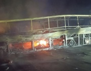 Автобус с пътници и два камиона се запалиха след катастрофа